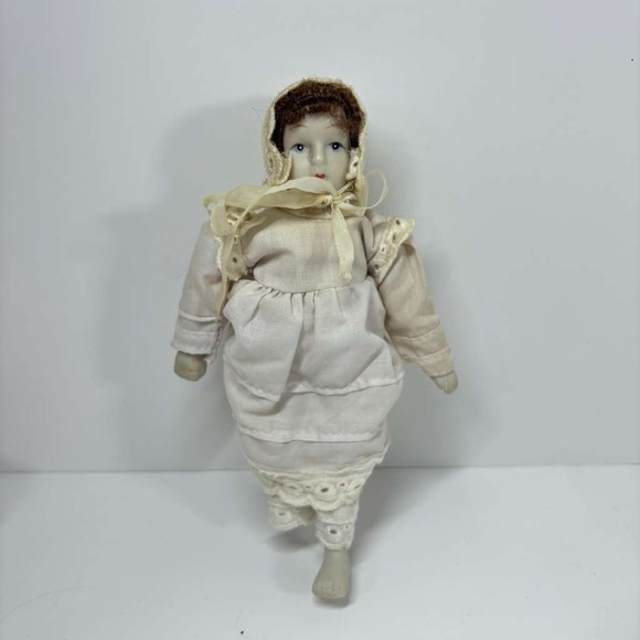 Set Of 3 Miniature Bisque Dolls In Shabby Chic Green Cream Tin Wall Pocket - Picture 6 of 10